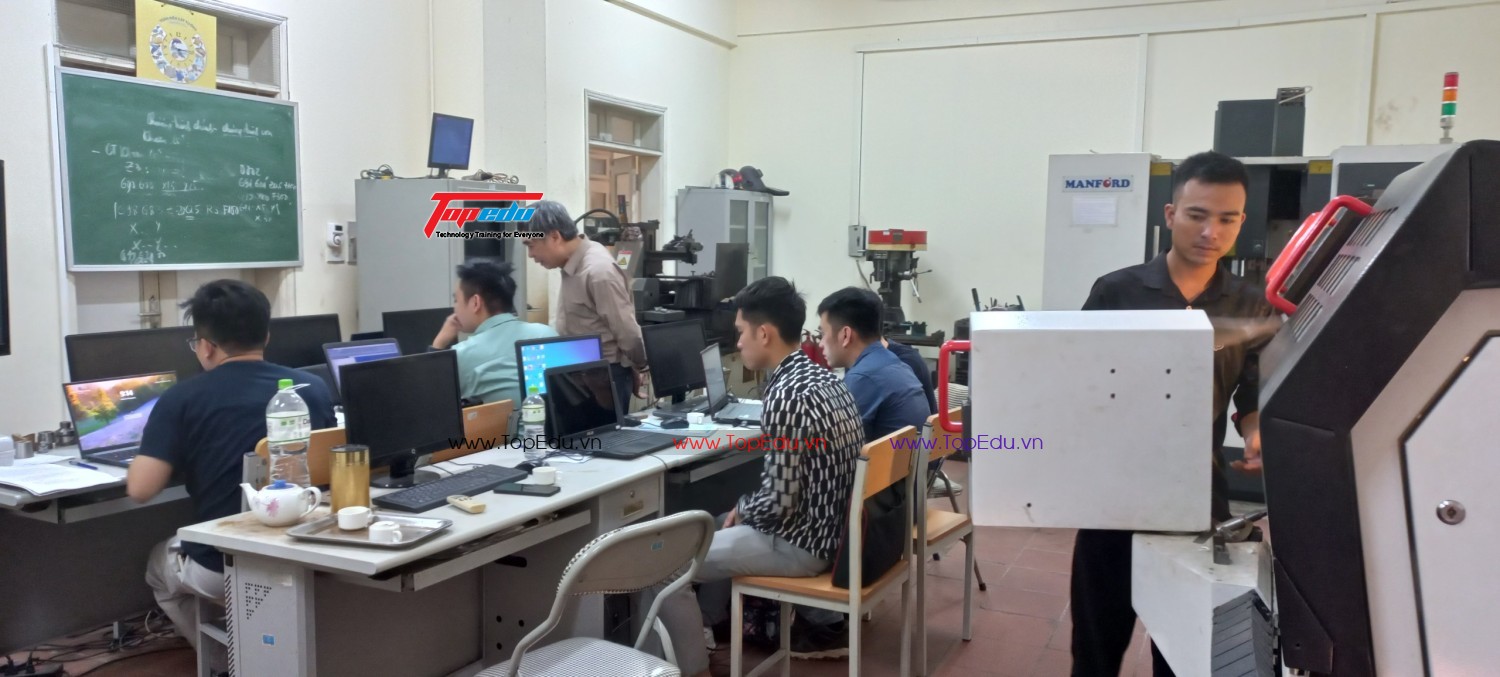 Hình ảnh khóa học lập trình vận hành máy CNC tại xưởng