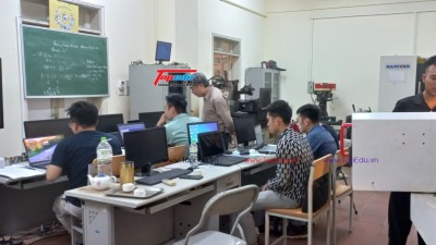 Hình ảnh khóa học lập trình vận hành máy CNC tại xưởng