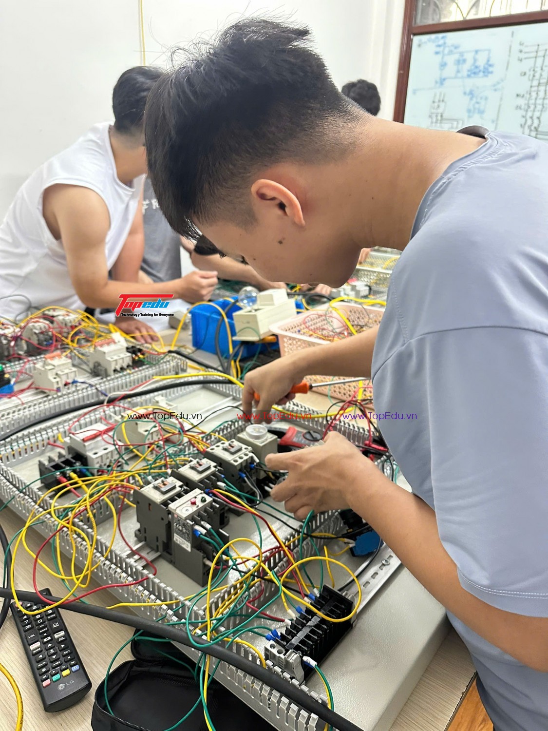 Học thiết kế – lắp đặt tủ điện ở đâu?