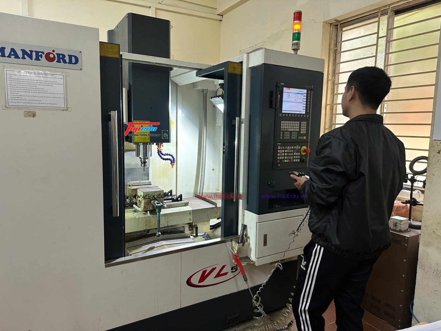 dao tao lap trinh van hanh may phay cnc 2